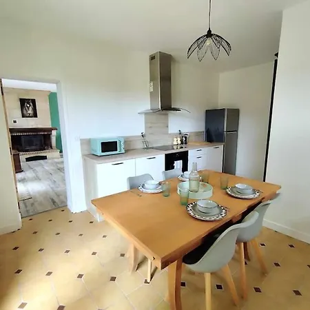 Hébergement de vacances Maison Charmante Avec Jardin *